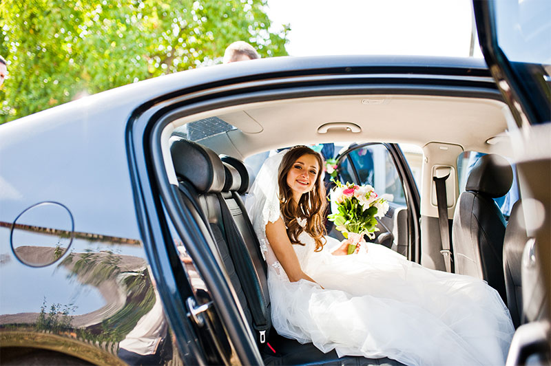 Dublin-Bride-in-wedding-car